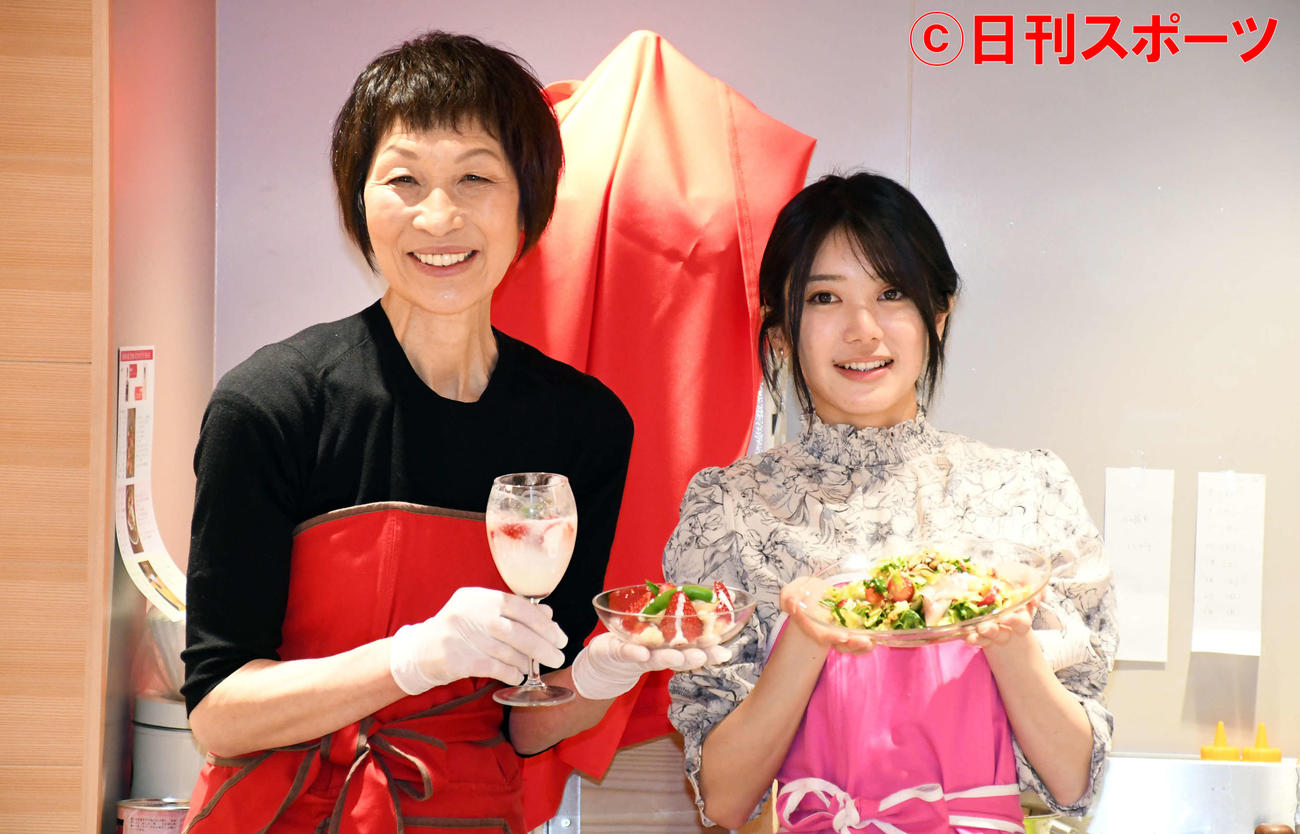 「奈良まほろば館」でのスペシャルイベントでいちご「古都華」を使ったメニューを披露した大西桃香。左は浜内千波氏（撮影・大友陽平）