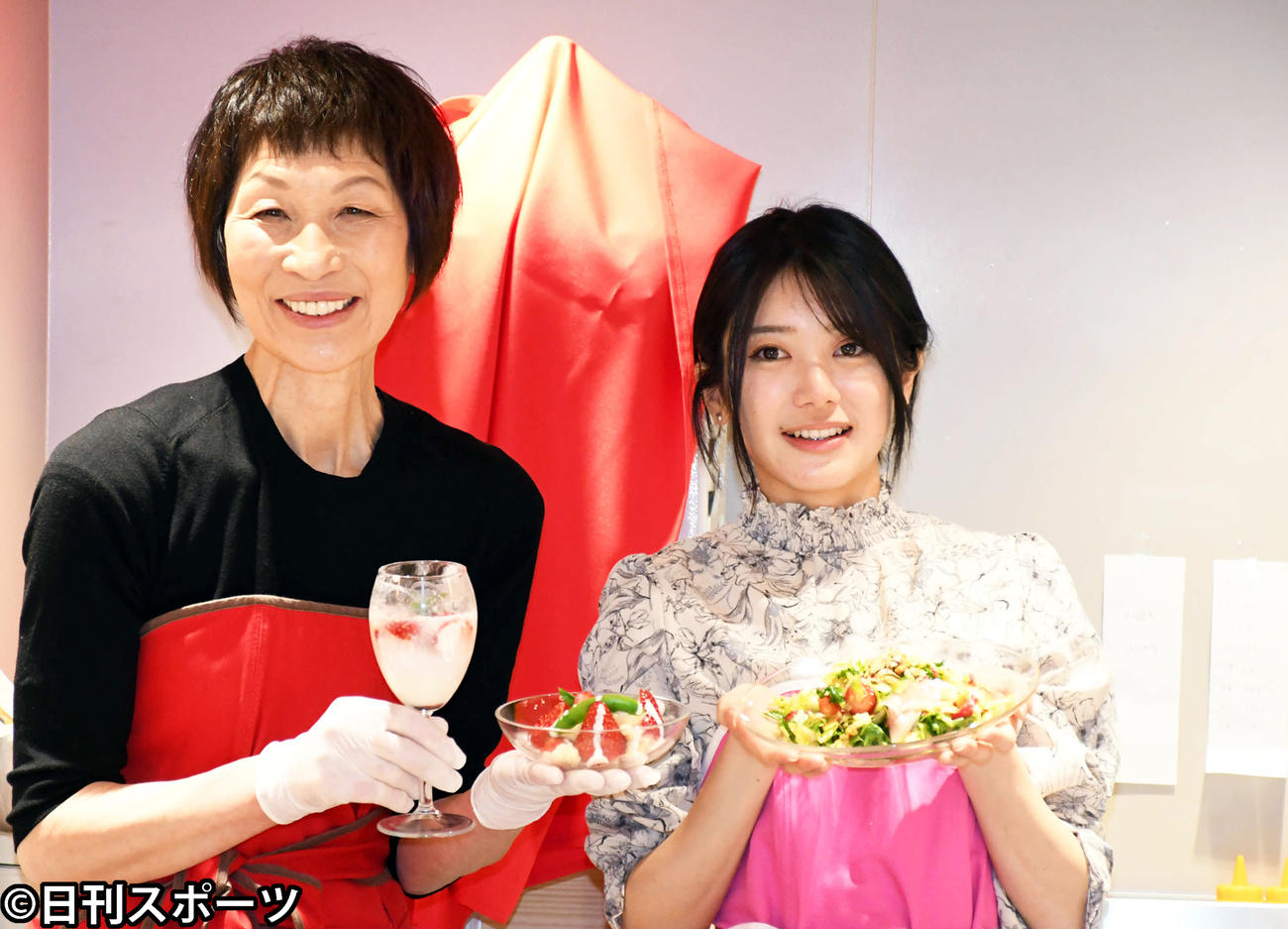 「奈良まほろば館」でのスペシャルイベントでいちご「古都華」を使ったメニューを披露した大西桃香。左は浜内千波氏（撮影・大友陽平）