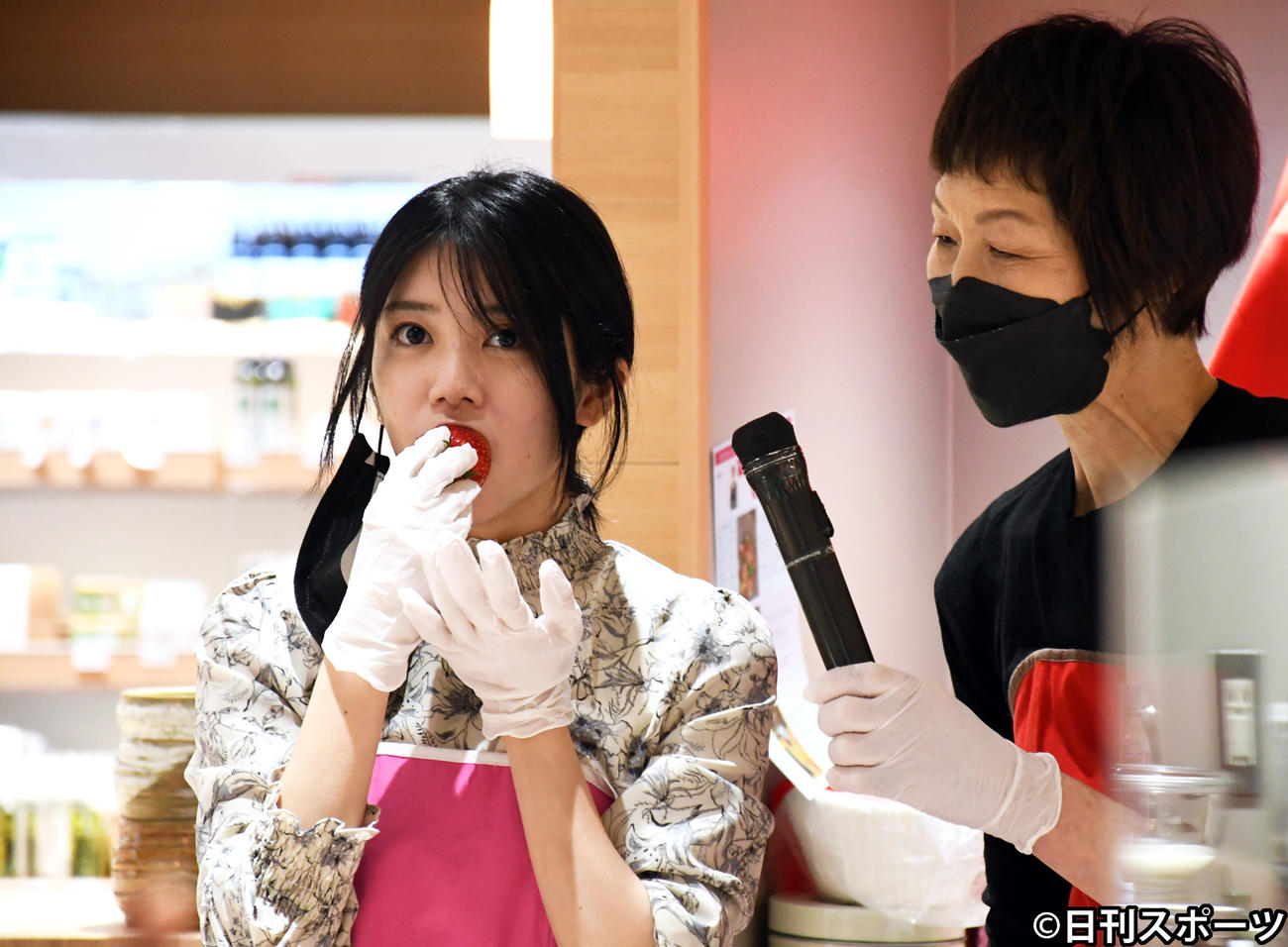 いちご「古都華」をほおばる大西桃香。右は浜内千波氏（撮影・大友陽平）