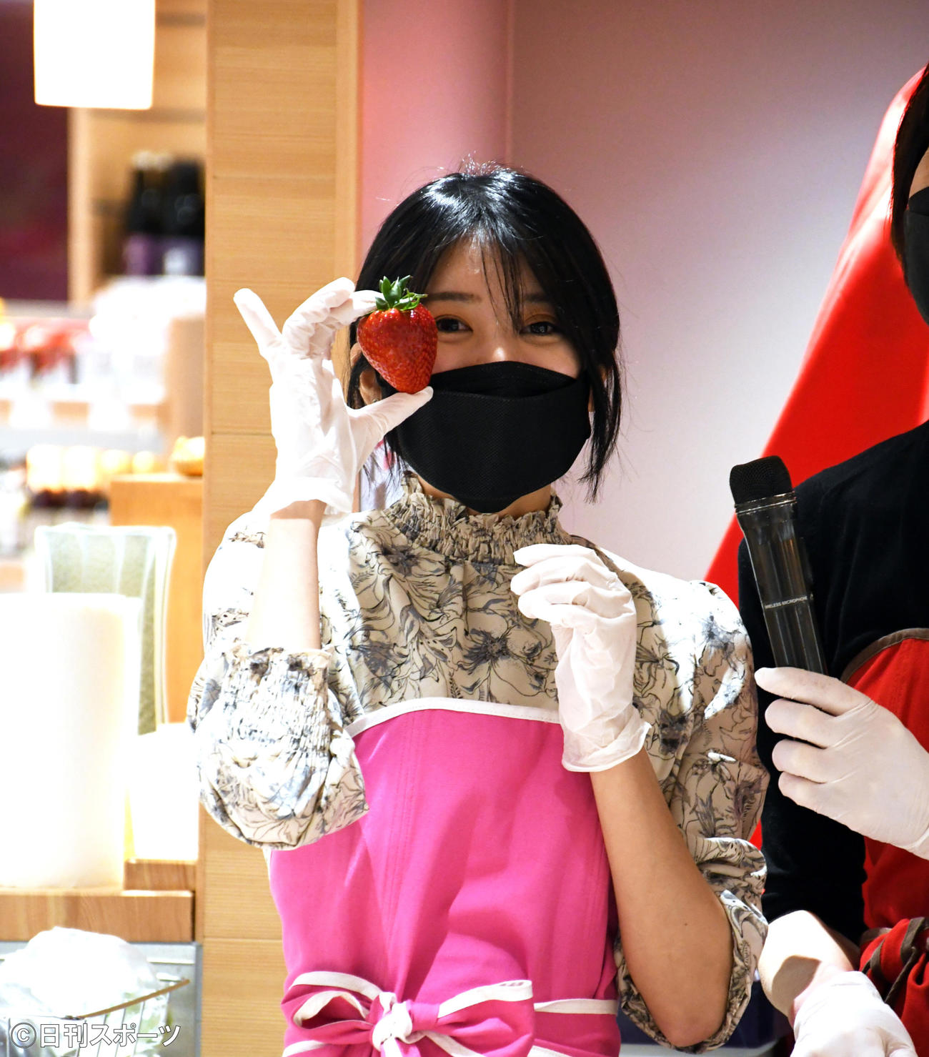 「奈良まほろば館」でのスペシャルイベントでいちご「古都華」を手に笑顔の大西桃香（撮影・大友陽平）
