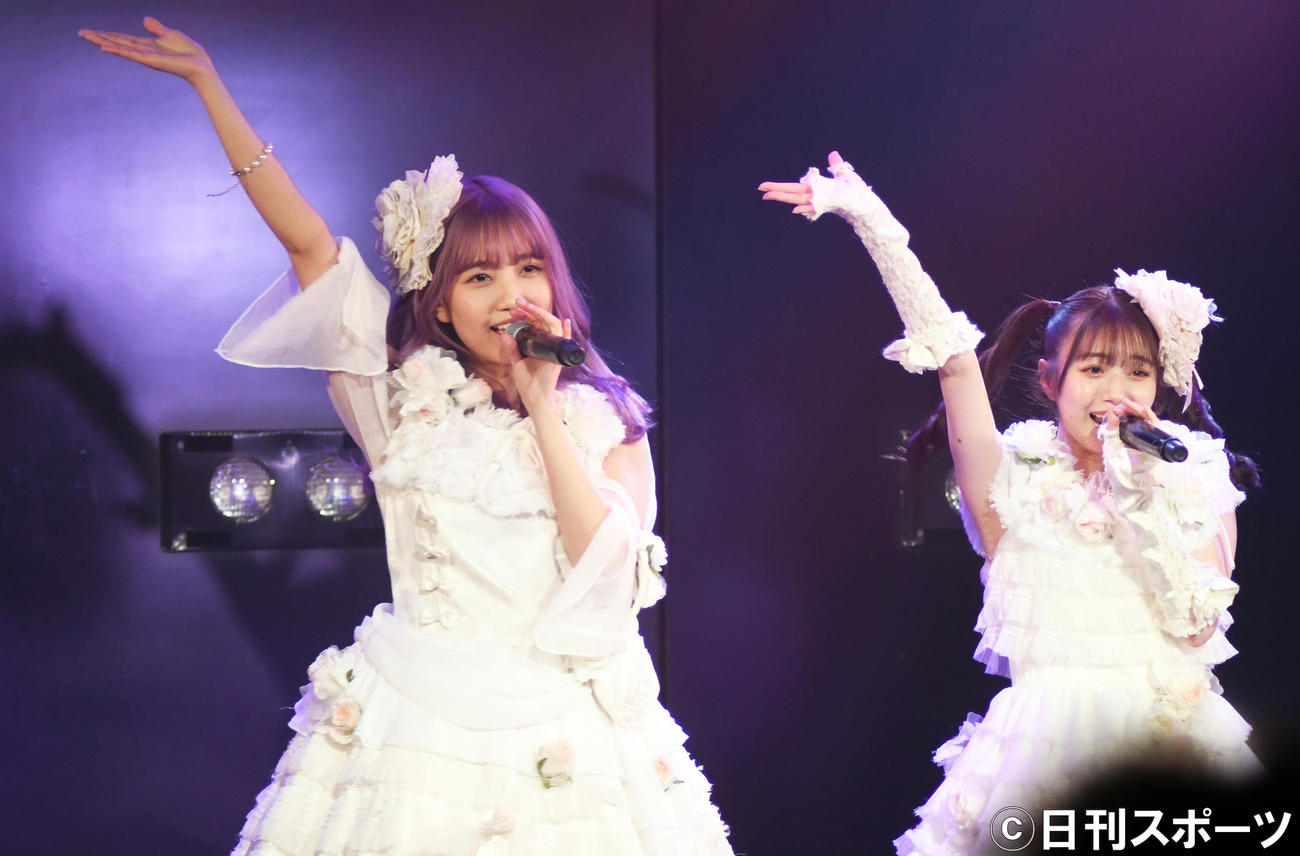 卒業公演で同期の市川美織（右）と「初恋よ　こんにちは」を披露するAKB48加藤玲奈（撮影・大友陽平）