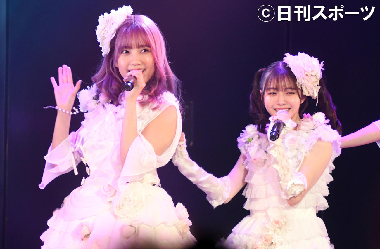 卒業公演で同期の市川美織（右）と「初恋よ　こんにちは」を披露するAKB48加藤玲奈（撮影・大友陽平）
