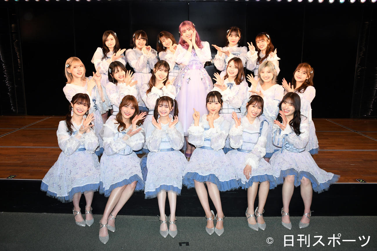 卒業公演を行った加藤玲奈（後列中央）を囲むAKB48メンバー。前列左から武藤十夢、入山杏奈、市川美織、小栗有以、小嶋菜月さん、中西智代梨、中列左から茂木忍、村山彩希、岩立沙穂、服部有菜、岡田奈々、鈴木くるみ、後列左から奥原妃奈子、田口愛佳、篠崎彩奈、1人おいて山根涼羽、向井地美音（撮影・大友陽平）