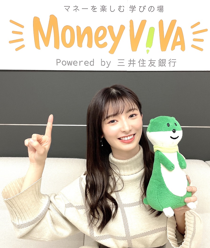 三井住友銀行のキャラクター「ミドすけ」を手にポーズを取る武藤十夢