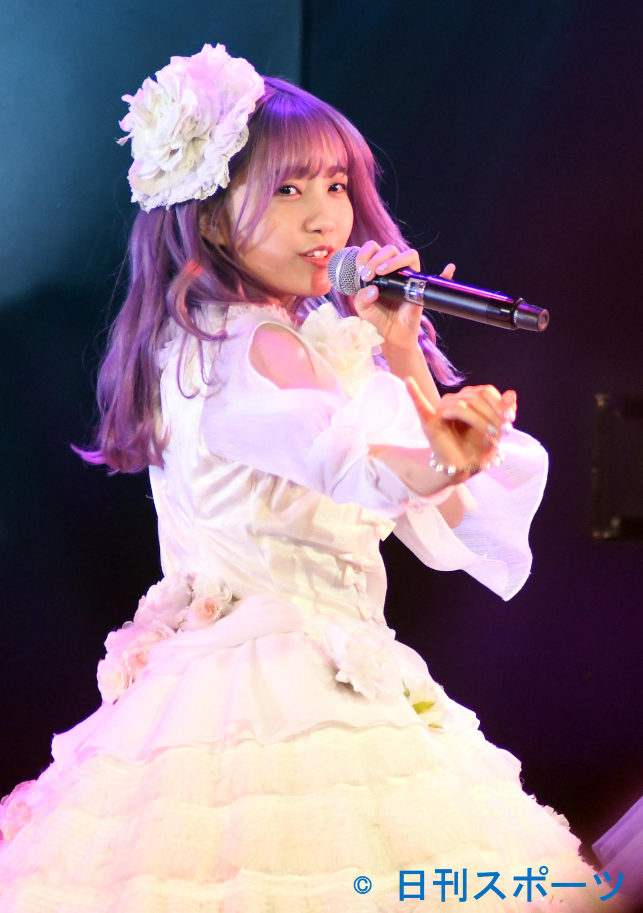 2月、卒業公演でパフォーマンスするAKB48加藤玲奈