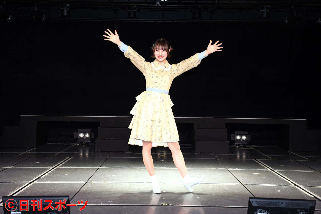 約6年半のアイドル人生を振り返りながら慣れ親しんだ劇場のステージで笑顔を見せるNGT48山田野絵（撮影・大友陽平）