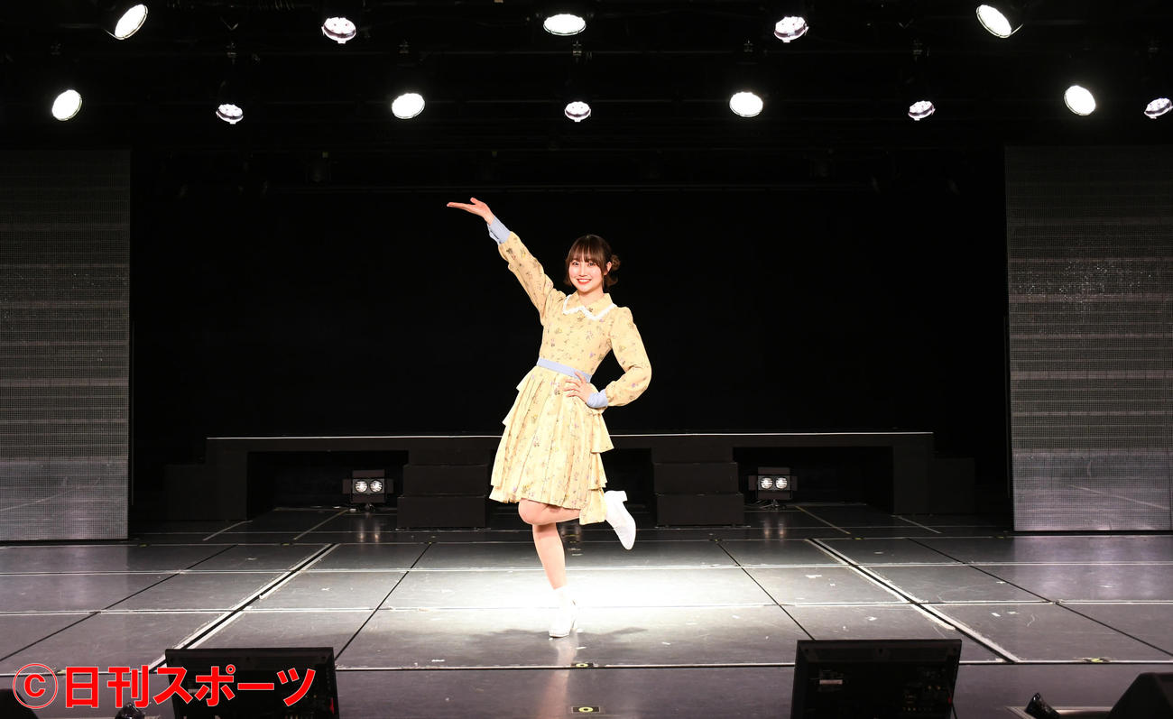 約6年半のアイドル人生を振り返りながら慣れ親しんだ劇場のステージで笑顔を見せるNGT48山田野絵（撮影・大友陽平）