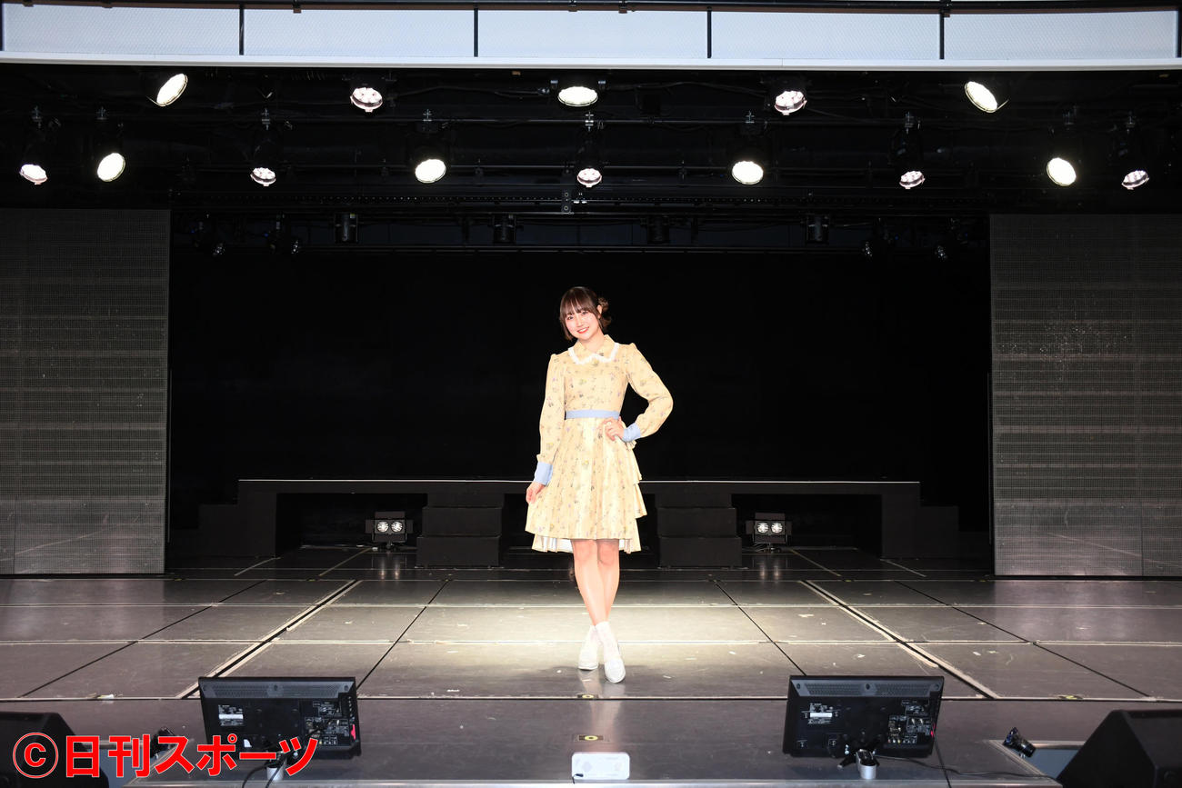 約6年半のアイドル人生を振り返りながら慣れ親しんだ劇場のステージで笑顔を見せるNGT48山田野絵（撮影・大友陽平）