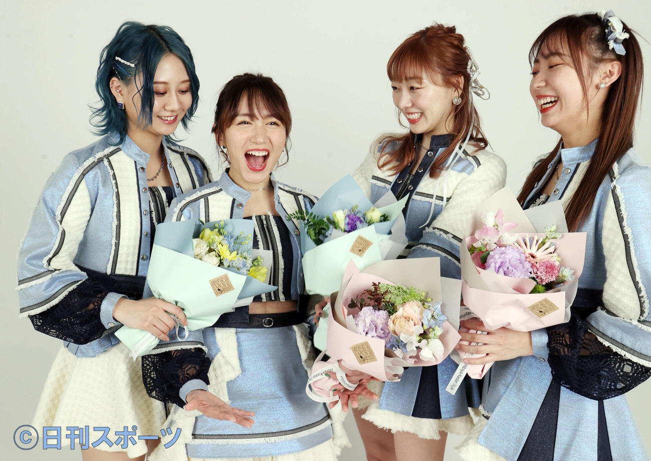 SKE48古畑奈和（左端）、須田亜香里（右から2人目）、日高優月（右端）から花束をプレゼントされ、驚いた表情で喜ぶ大場美奈（撮影・狩俣裕三）