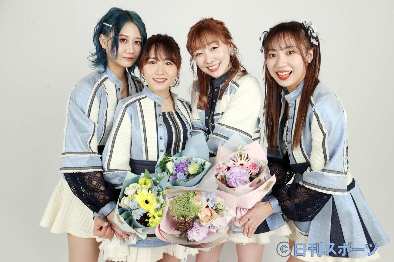 花束を手に4月に卒業するSKE48大場美奈（左から2人目）を囲む、左から古畑奈和、1人置いて須田亜香里、日高優月（撮影・狩俣裕三）