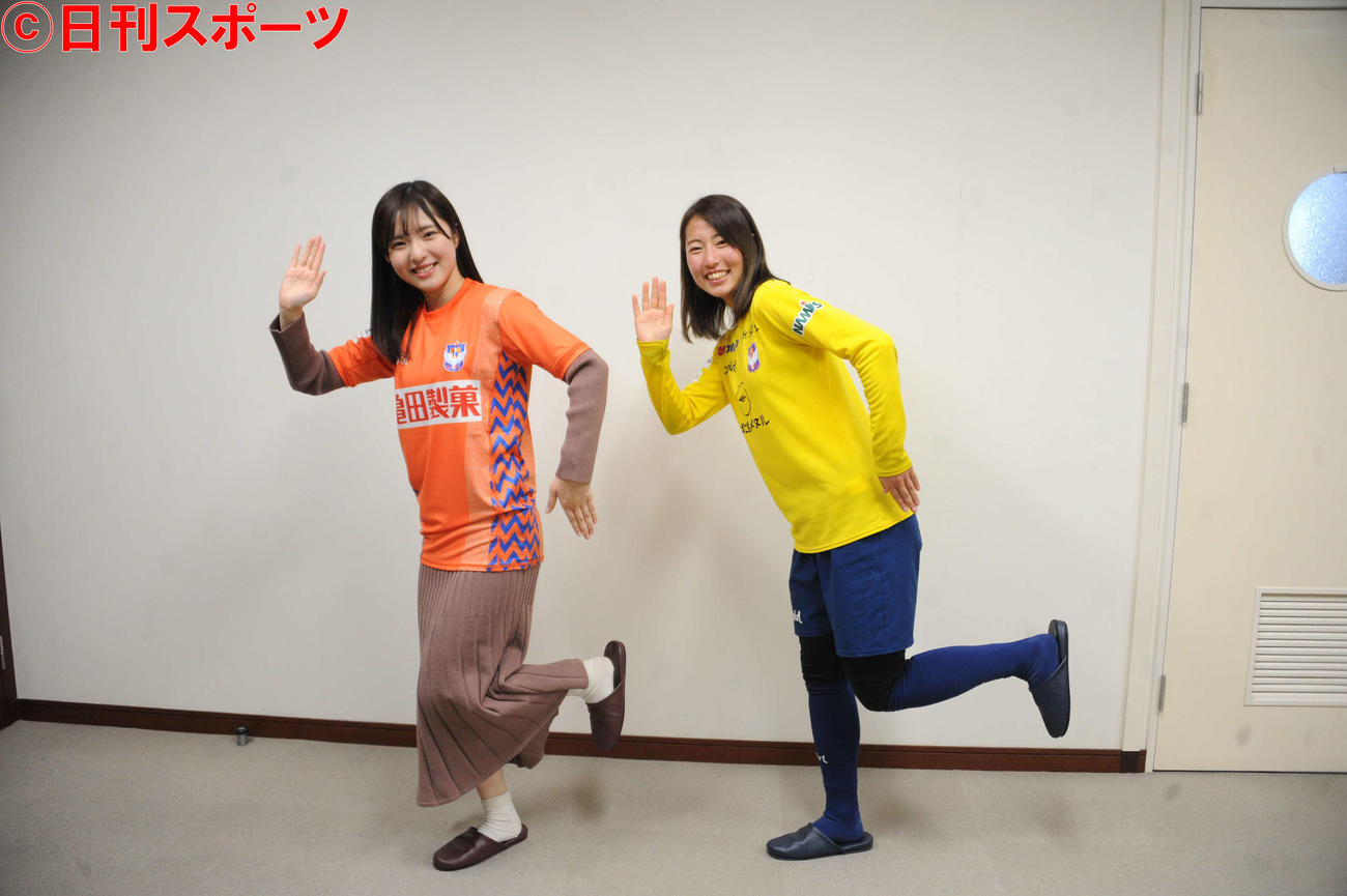 大塚（左）と千野が仲良く、らーめん部のポーズ