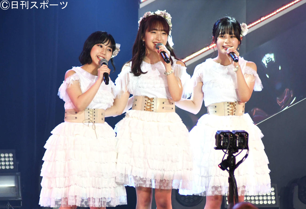 卒業公演で「心の端のソファー」を歌うHKT48の、左から田中美久、田島芽瑠、村川緋杏（撮影・大友陽平）