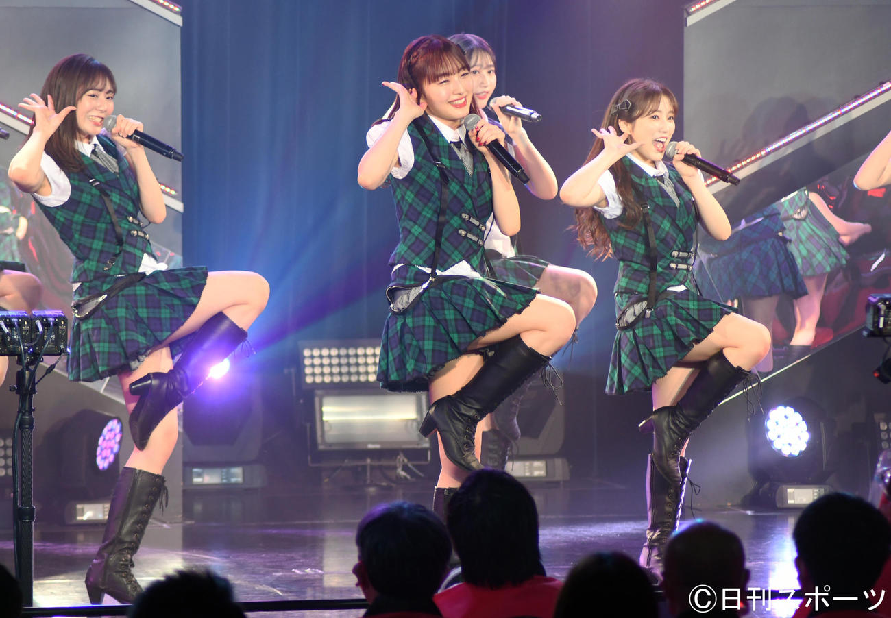 卒業公演でパフォーマンスするHKT48田島芽瑠（中央）。右は矢吹奈子（撮影・大友陽平）