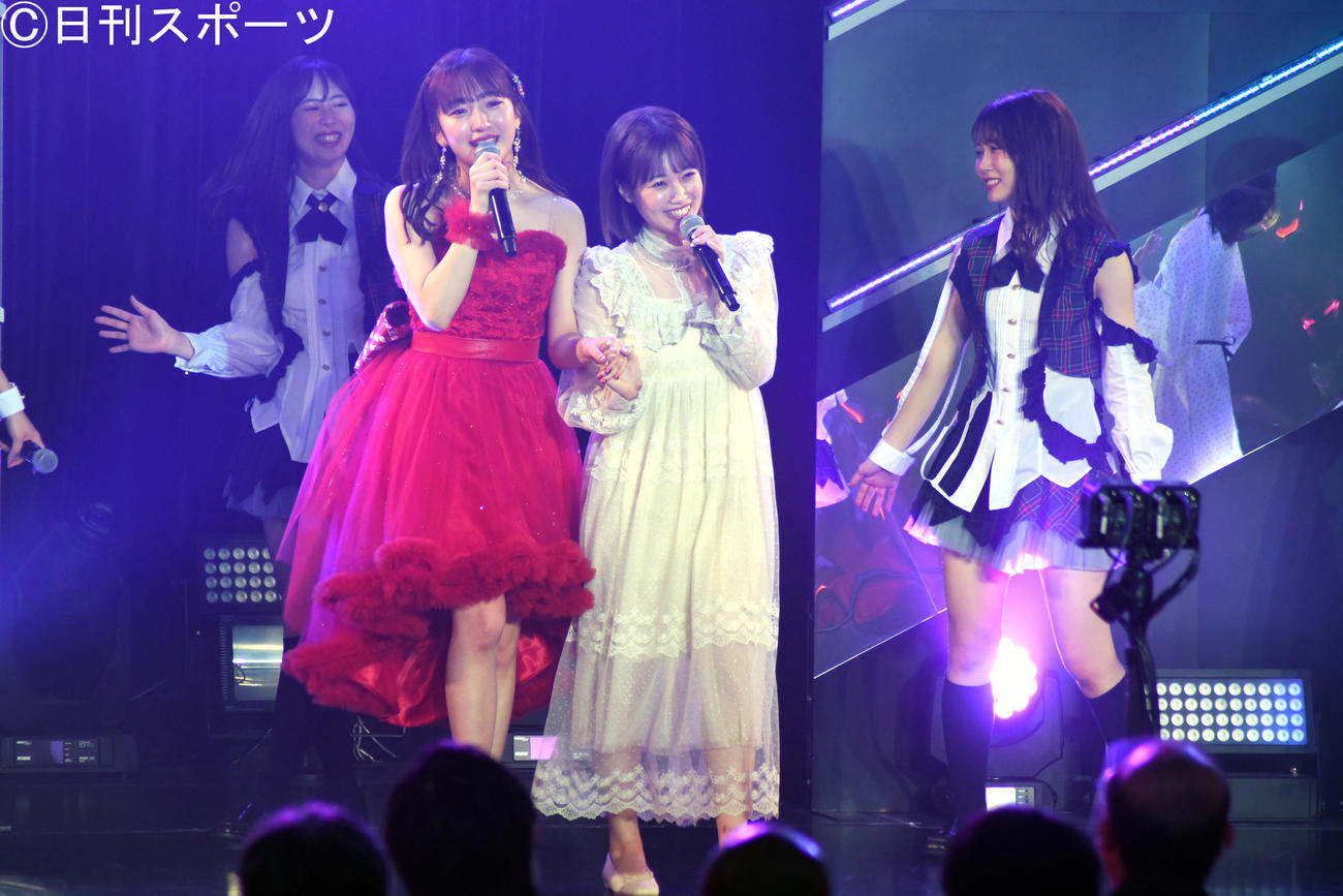 卒業生の朝長美桜（右）と「桜、みんなで食べた」を歌うHKT48田島芽瑠（左）（撮影・大友陽平）