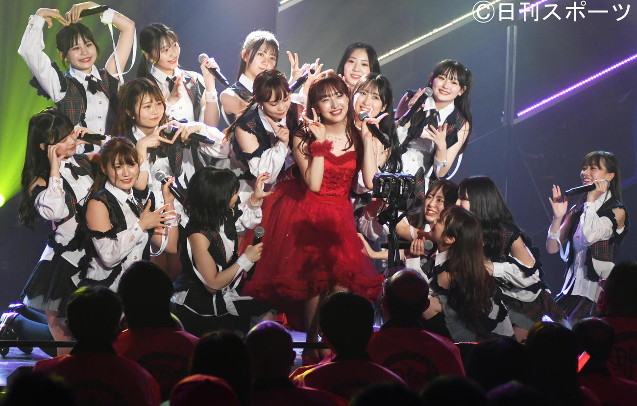 卒業公演でメンバーに囲まれる真紅のドレス姿のHKT48田島芽瑠（中央）（撮影・大友陽平）