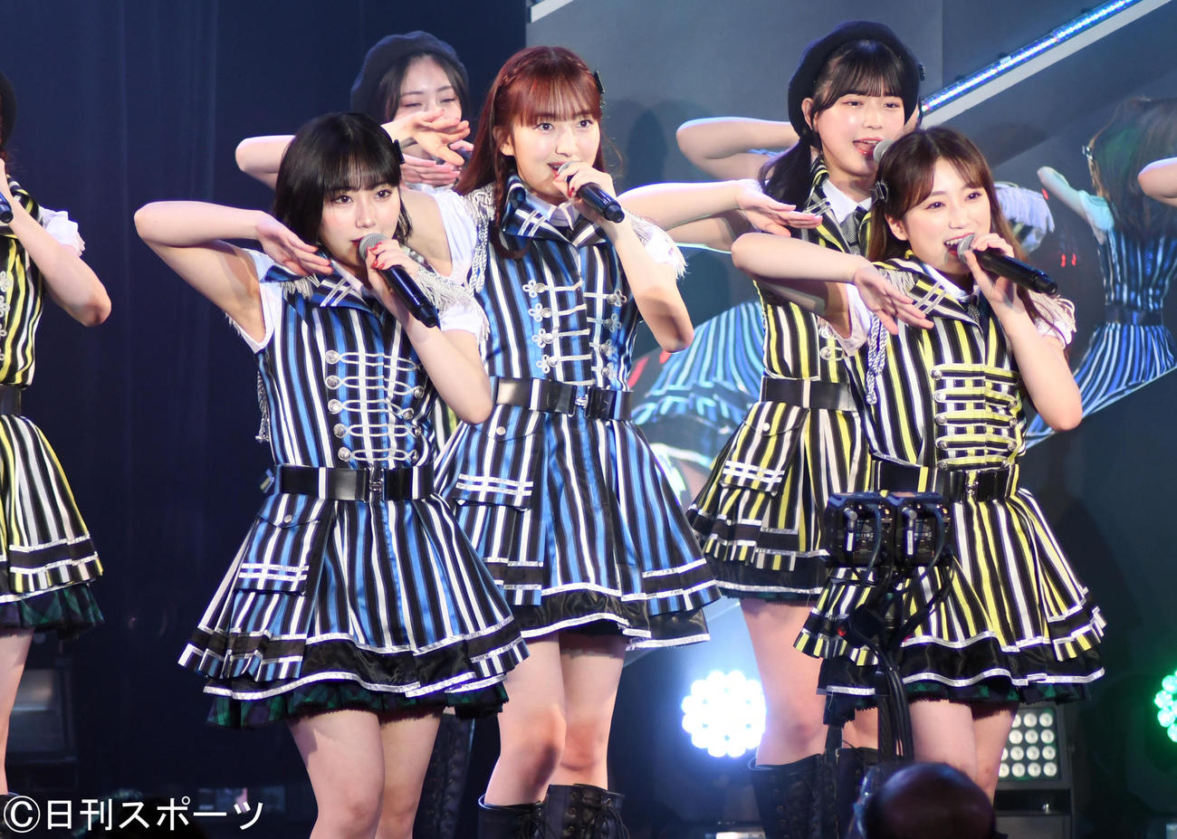 卒業公演でパフォーマンスするHKT48田島芽瑠（中央）。左は田中美久、右は矢吹奈子（撮影・大友陽平）