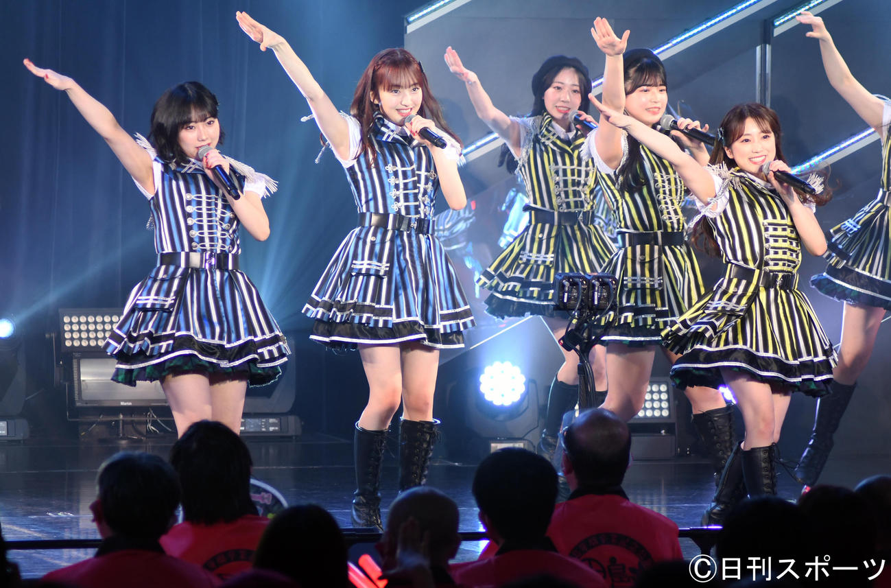 卒業公演で田中美久（左端）矢吹奈子（右端）らとパフォーマンスするHKT48田島芽瑠（左から2人目）（撮影・大友陽平）