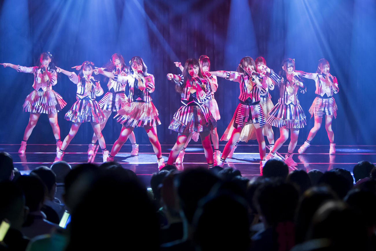 新チームN公演初日でパフォーマンスするメンバー（C）NMB48