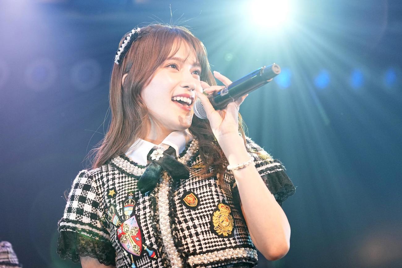 卒業公演で歌うAKB48入山杏奈（C）AKB48