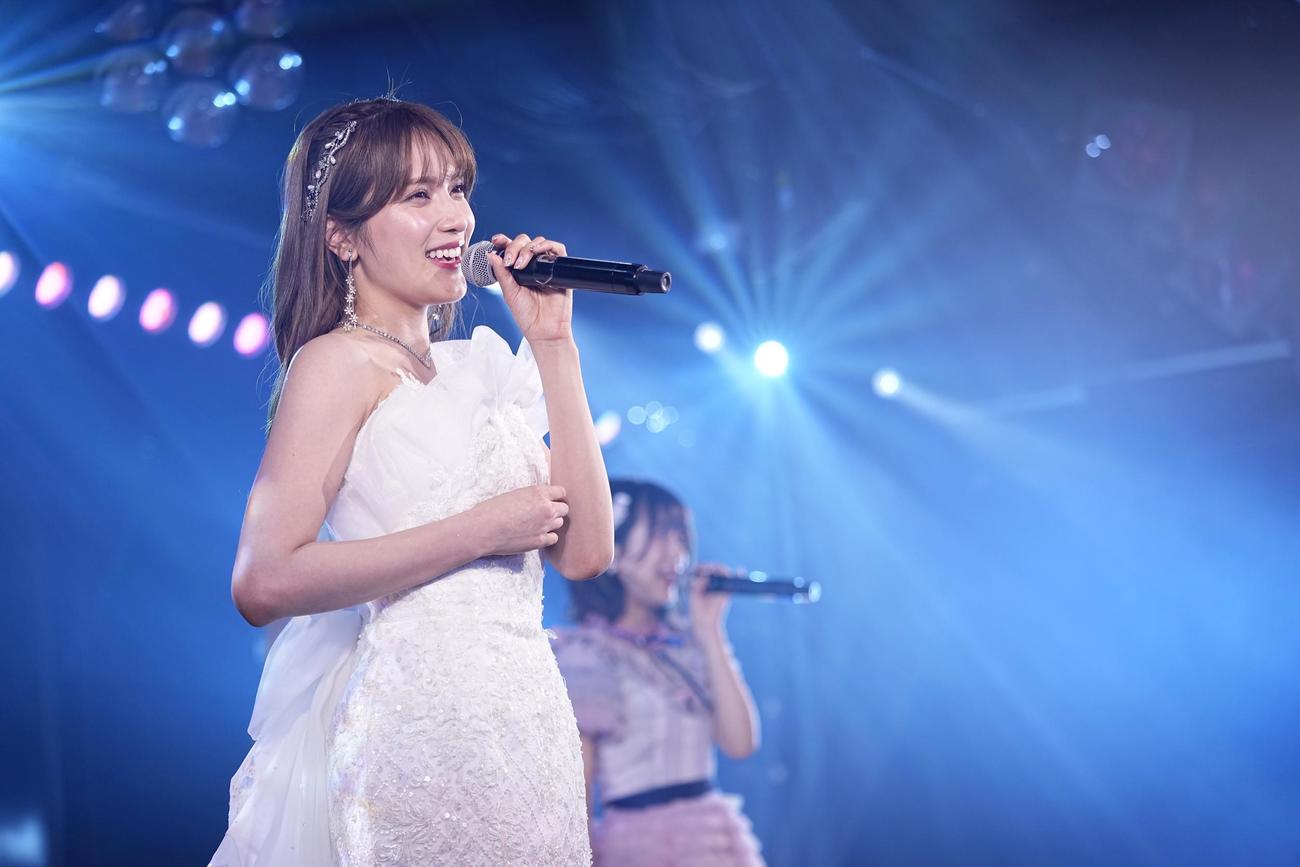 卒業ドレスに身を包み笑顔を見せるAKB48入山杏奈（ｃ）AKB48