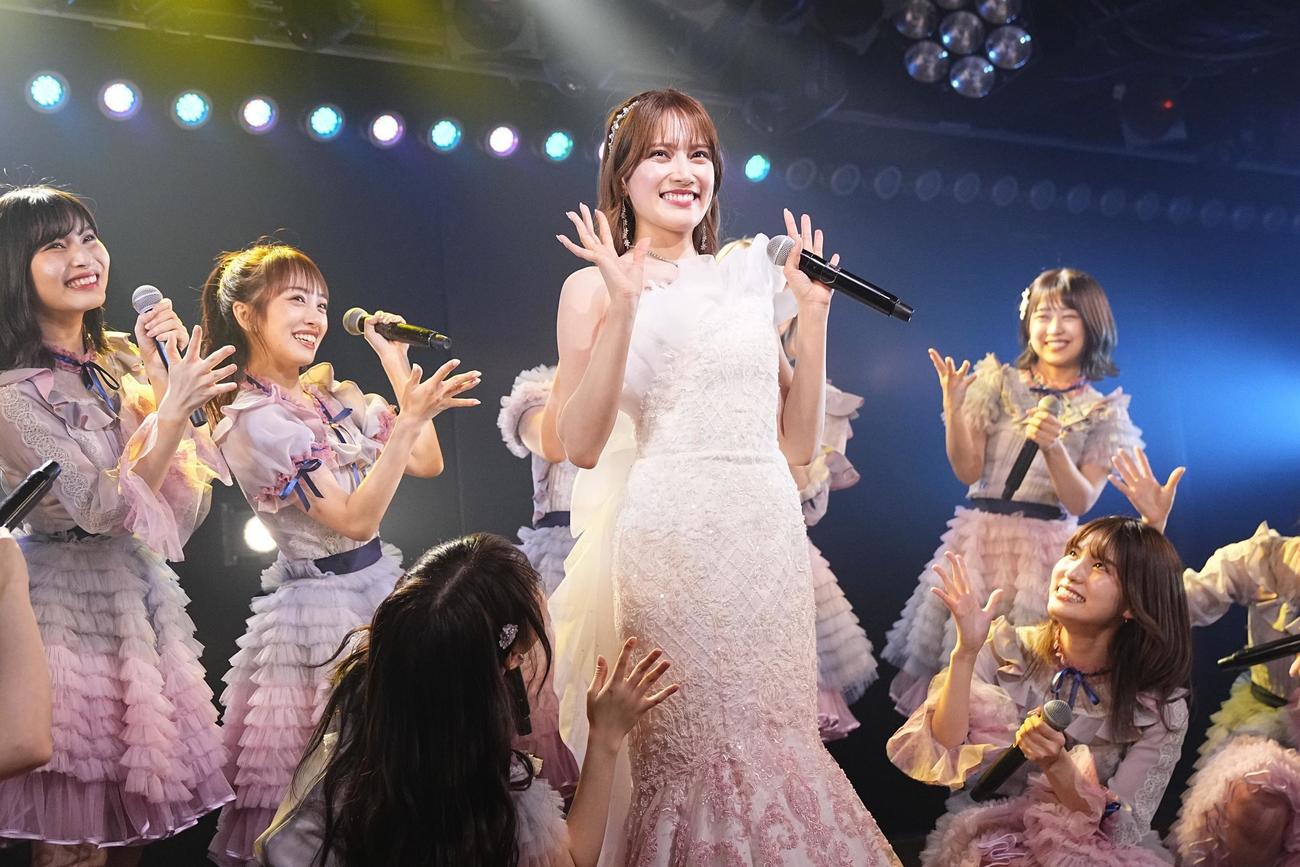 卒業ドレスに身を包み笑顔を見せるAKB48入山杏奈（ｃ）AKB48