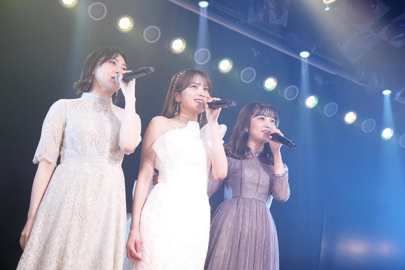 卒業公演で卒業生の木崎ゆりあ（左）加藤玲奈（右）と歌うAKB48入山杏奈（ｃ）AKB48