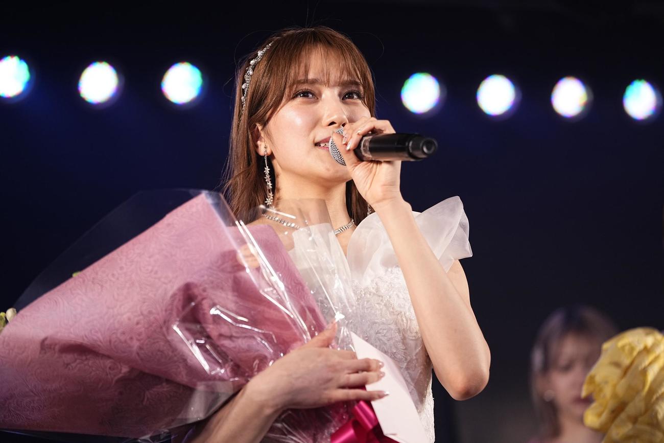 卒業ドレスに身を包みファンにあいさつするAKB48入山杏奈（ｃ）AKB48