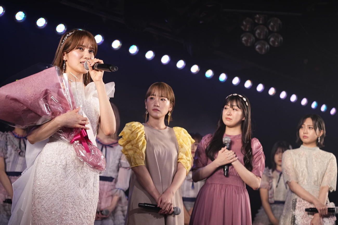 卒業公演であいさつするAKB48入山杏奈（左端）。左から2人目から川栄李奈、伊豆田莉奈、木崎ゆりあ（C）AKB48