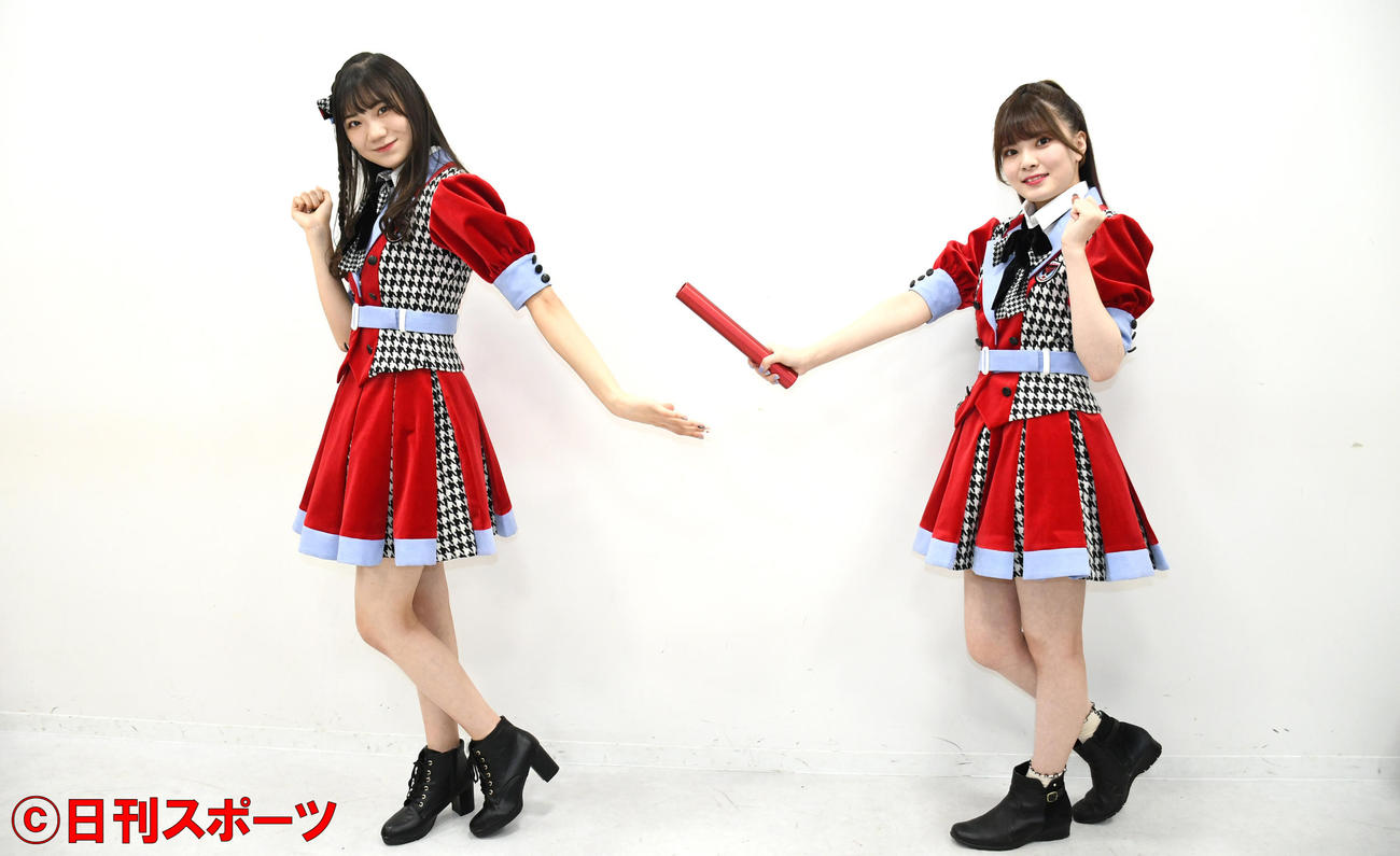 NGT48のキャプテンのバトンを藤崎未夢（左）につなぐ角ゆりあ（撮影・大友陽平）