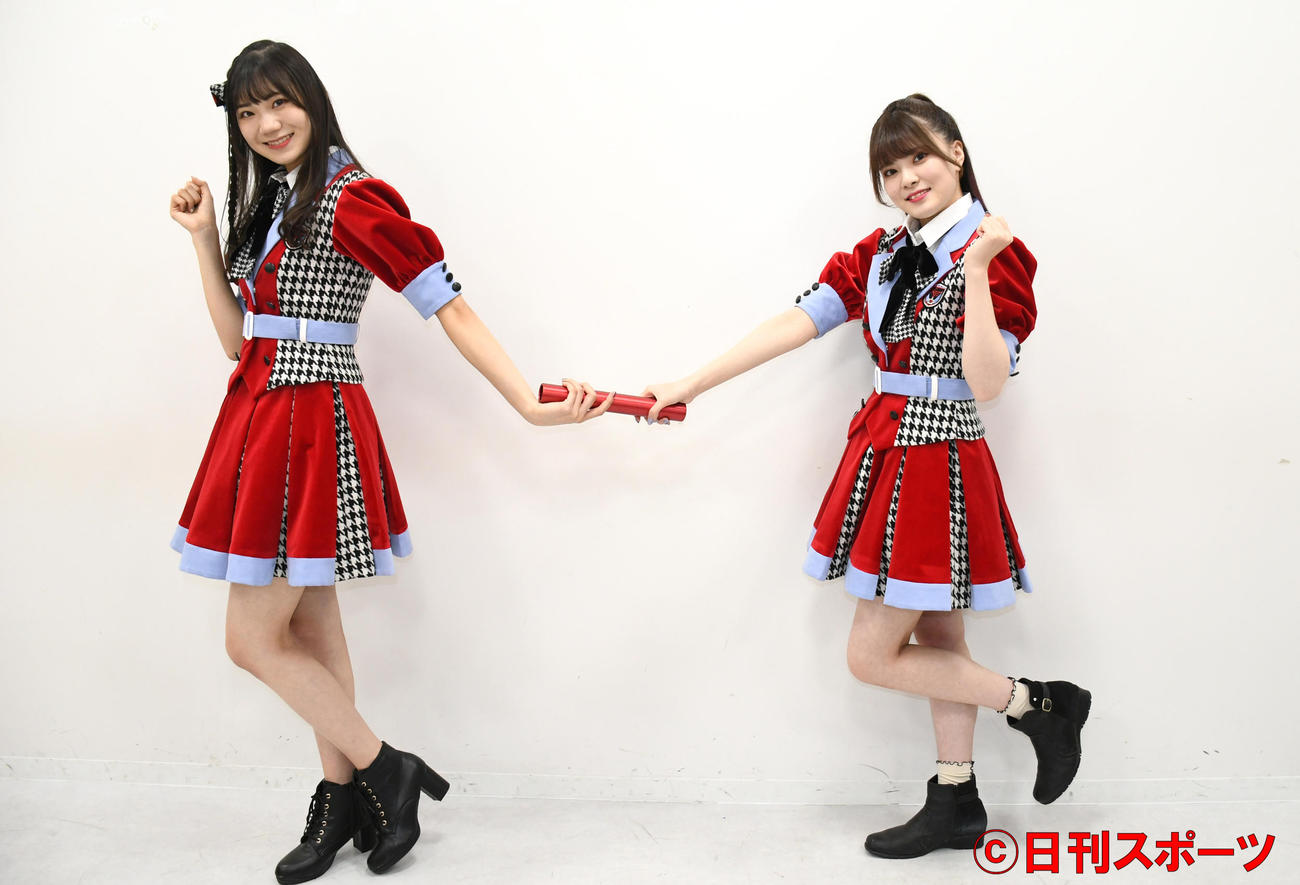 NGT48のキャプテンのバトンを藤崎未夢（左）につなぐ角ゆりあ（撮影・大友陽平）