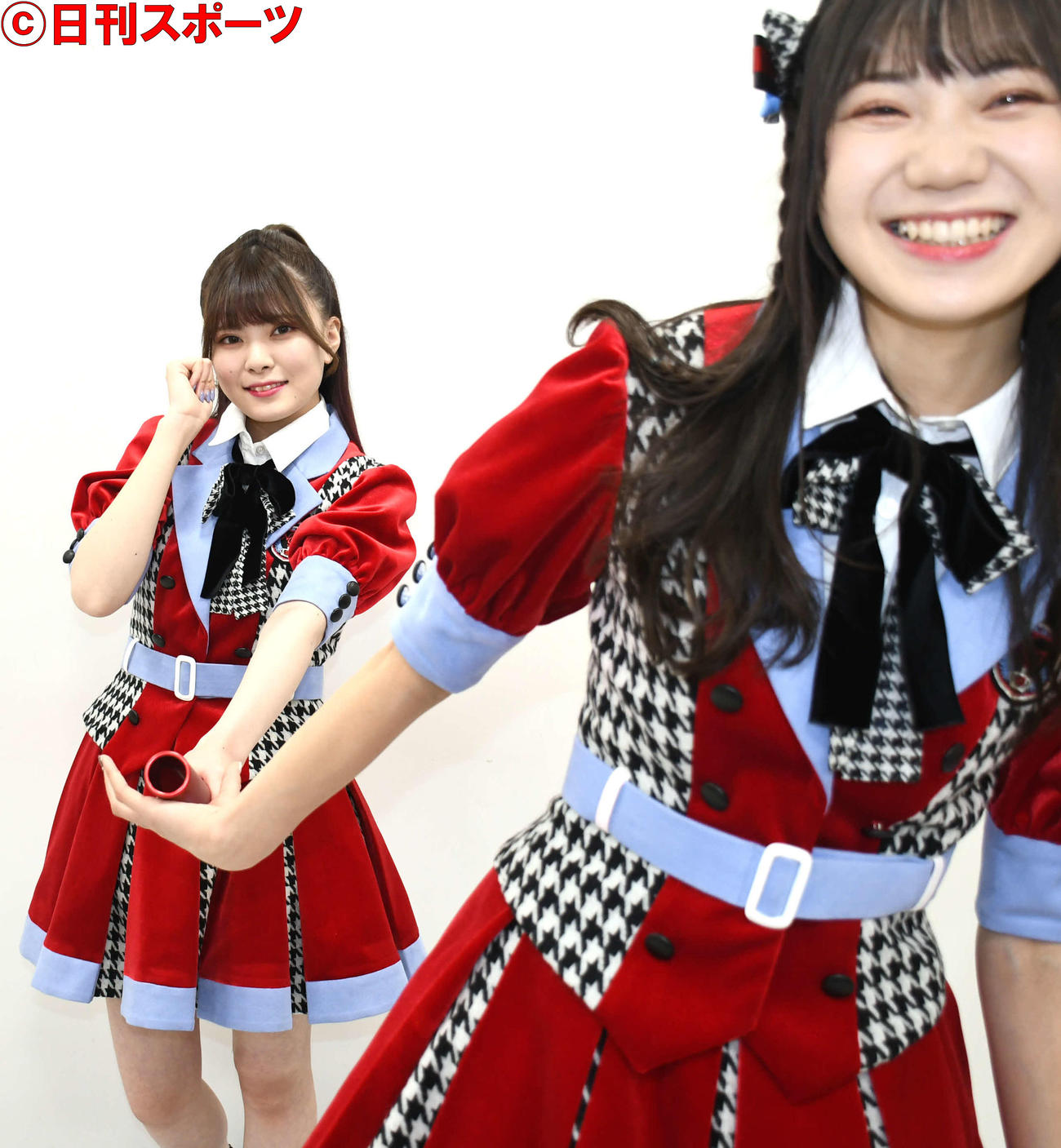 NGT48のキャプテンのバトンを藤崎未夢（手前）につなぐ角ゆりあ（撮影・大友陽平）