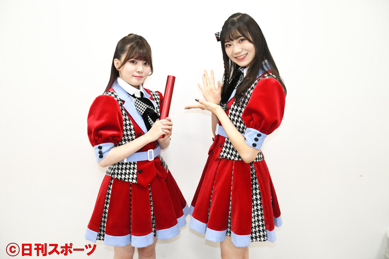NGT48のキャプテンのバトンを藤崎未夢（右）につなぐ角ゆりあ（撮影・大友陽平）