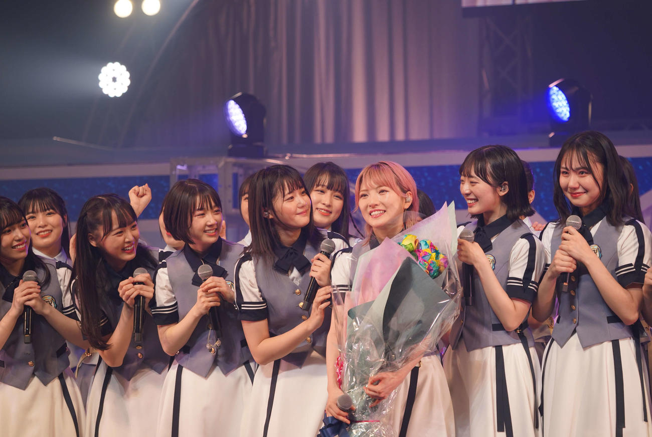 「STU48岡田奈々ラストコンサート」を行ってSTU48との兼任を終えたAKB48岡田奈々（右から3人目）（C）STU