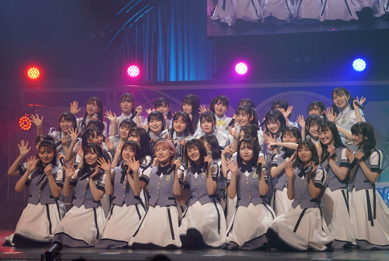 「STU48岡田奈々ラストコンサート」を行ってSTU48との兼任を終えたAKB48岡田奈々（前列左から4人目）（C）STU