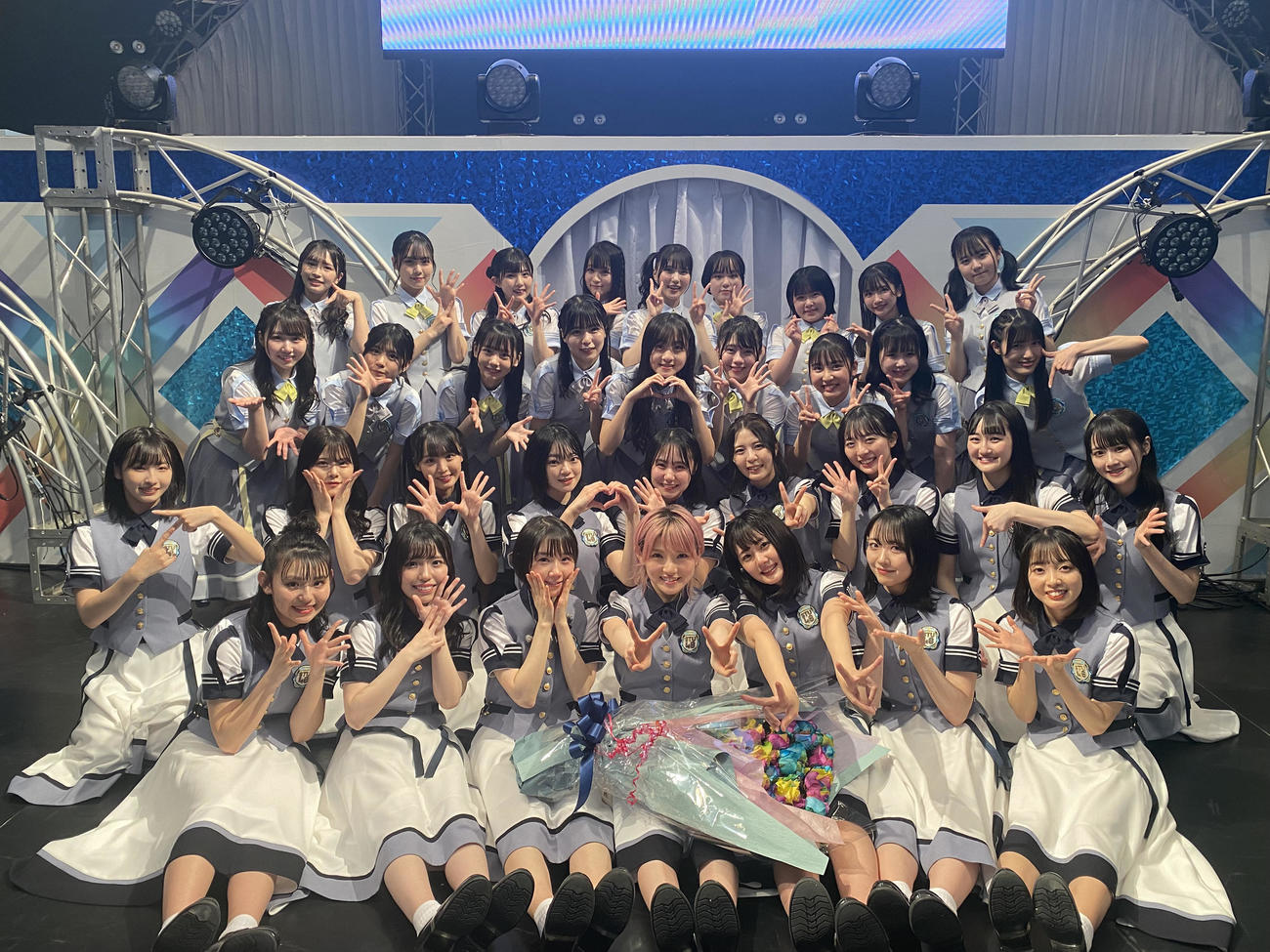 「STU48岡田奈々ラストコンサート」を行ってSTU48との兼任を終えたAKB48岡田奈々（前列中央）（C）STU