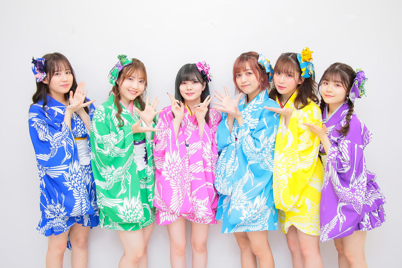 角ゆりあ（左から3人目）を囲む、左から西村菜那子、日下部愛菜、1人おいて中村歩加、奈良未遥、清司麗菜（C）Flora