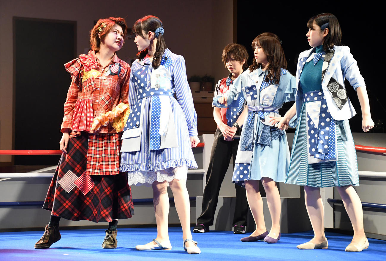 劇団ズッキュン娘「2番目でもいいの」公開ゲネプロでにらみ合うAKB4高橋彩香（左端）と黒須遥香（左から2人目）（撮影・大友陽平）