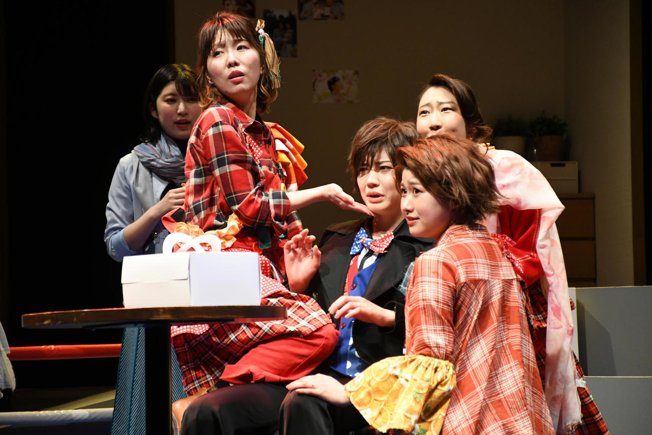 劇団ズッキュン娘「2番目でもいいの」公開ゲネプロに臨んだAKB48高橋彩香（右端）ら（撮影・大友陽平）