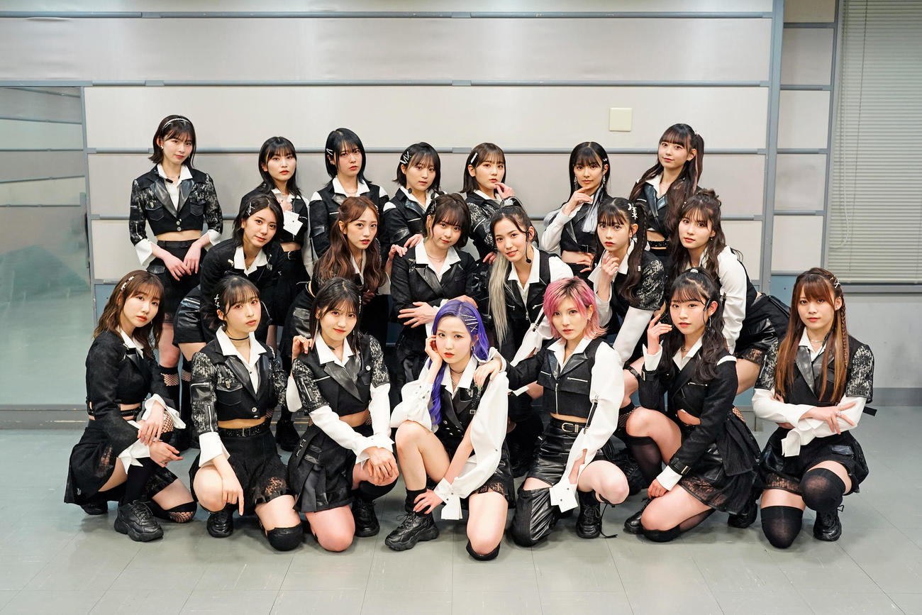 新曲「元カレです」を披露したAKB48（C）AKB48