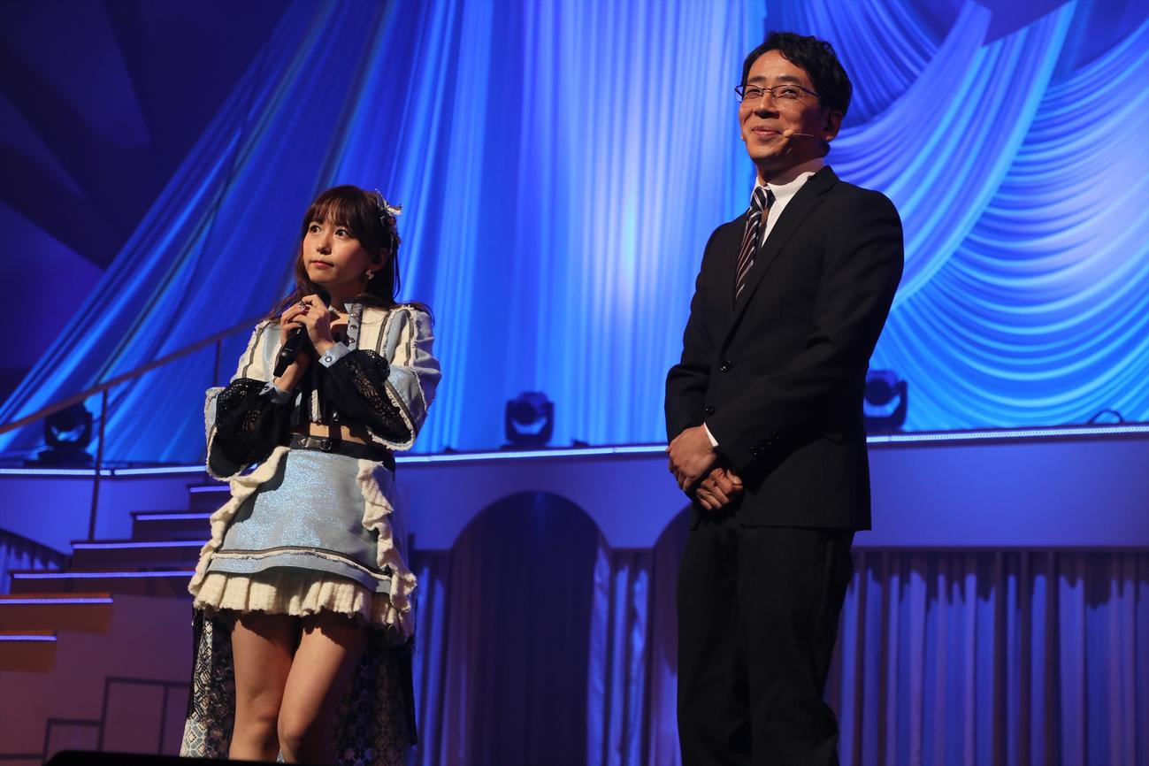 卒業コンサートで野間口徹（右）とコントする大場美奈（C）2022 Zest, Inc.／AEI