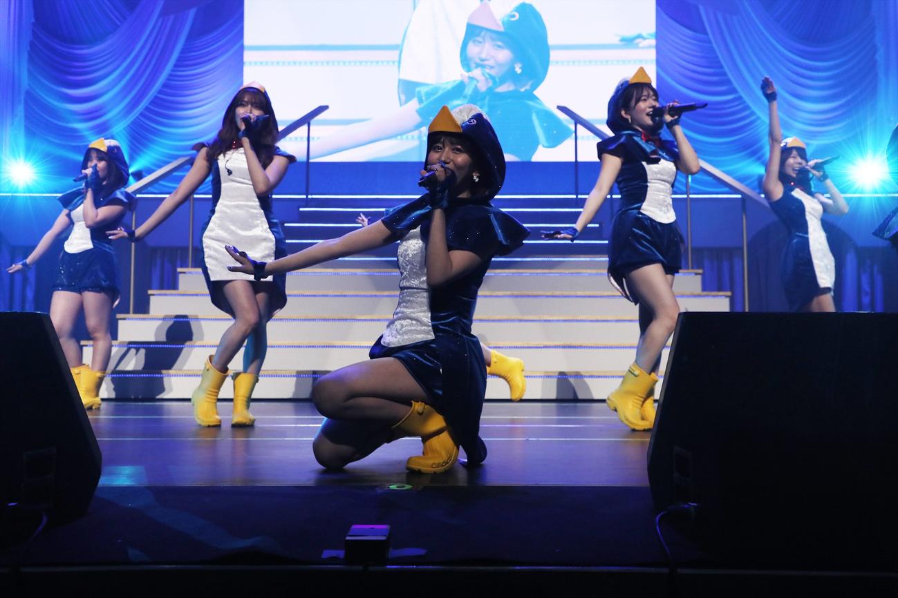 卒業コンサートで「走れ！ペンギン」を大場チーム4メンバーと披露する大場美奈（中央）（C）2022 Zest, Inc.／AEI
