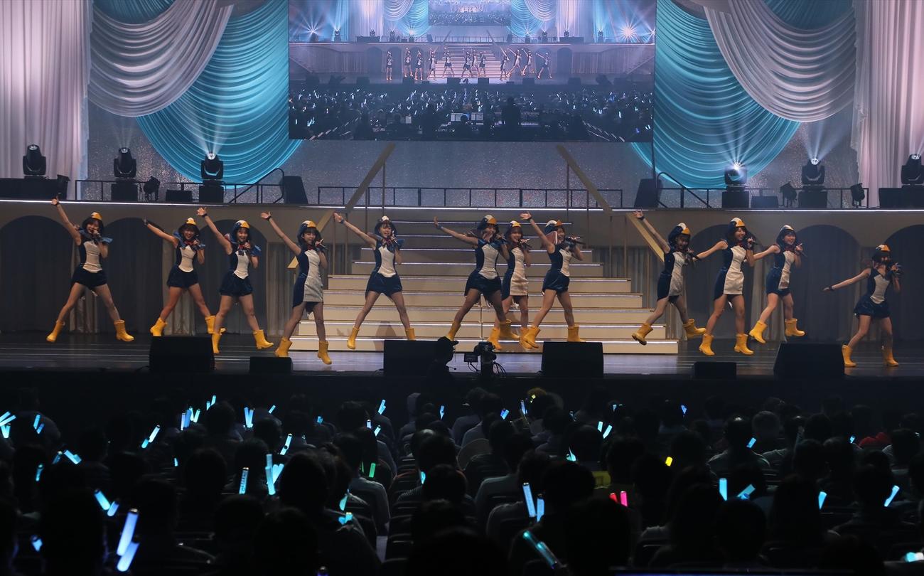 SKE48大場美奈卒業コンサートで「走れ！ペンギン」を踊る大場チーム4のメンバー（C）2022 Zest, Inc.／AEI