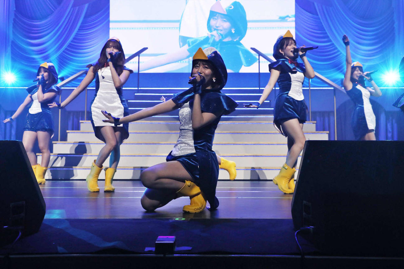 卒業コンサートで「走れ！ペンギン」を大場チーム4メンバーと披露する大場美奈（中央）（C）2022 Zest, Inc.／AEI