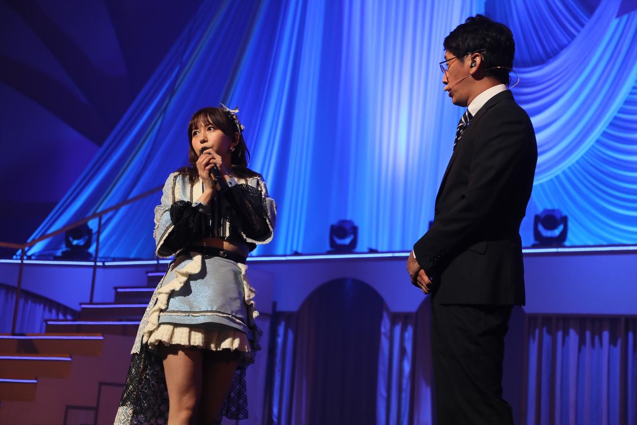 卒業コンサートで野間口徹（右）とコントする大場美奈（C）2022 Zest, Inc.／AEI