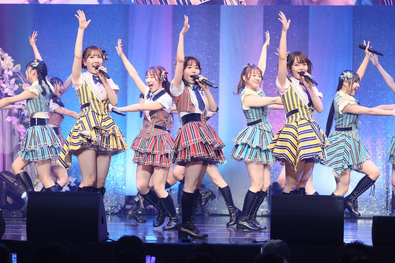 卒業コンサートの3日目昼公演で歌うSKE48大場美奈（中央）（C）2022 Zest, Inc.／AEI