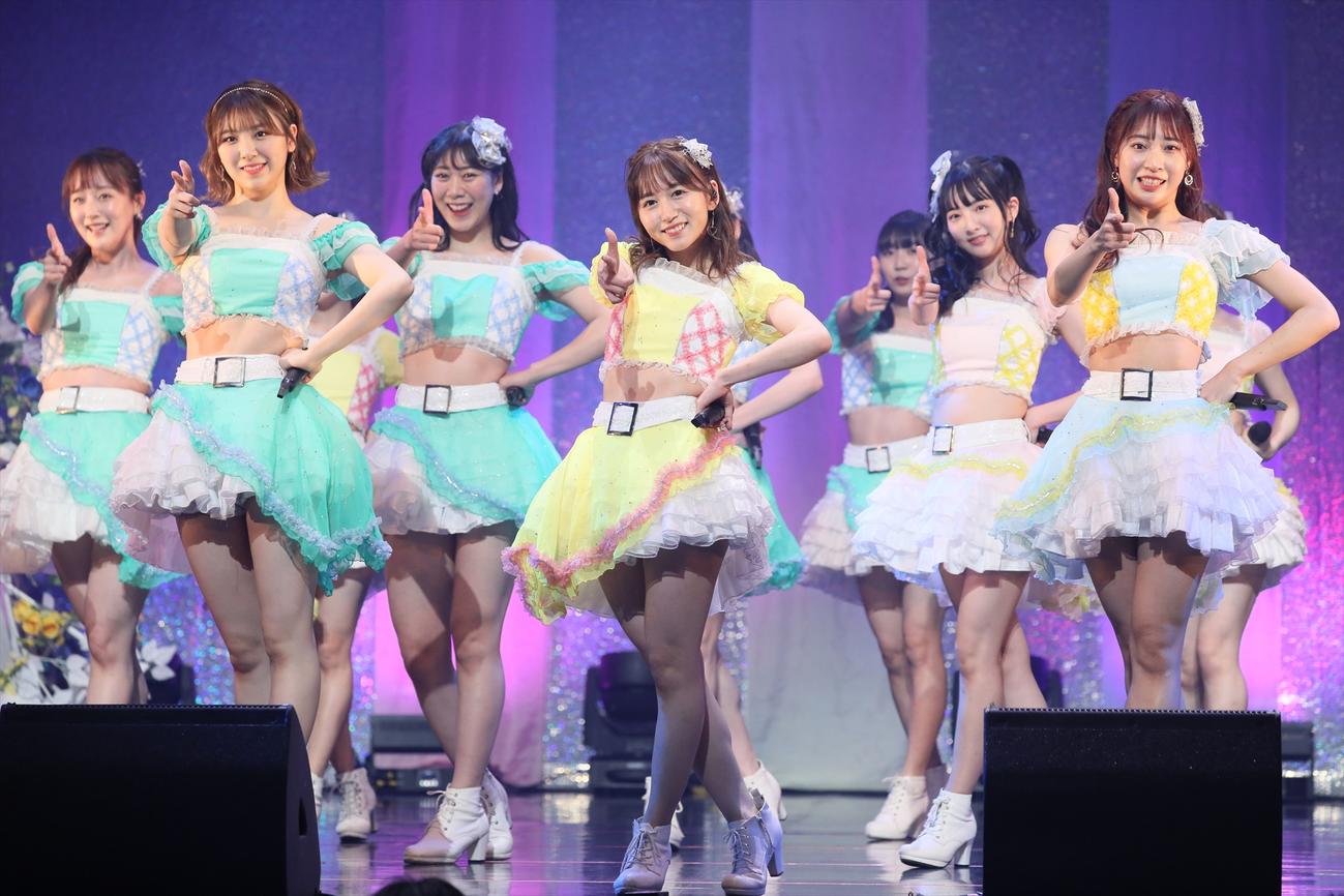卒業コンサートの3日目昼公演で歌うSKE48大場美奈（中央）（C）2022 Zest, Inc.／AEI