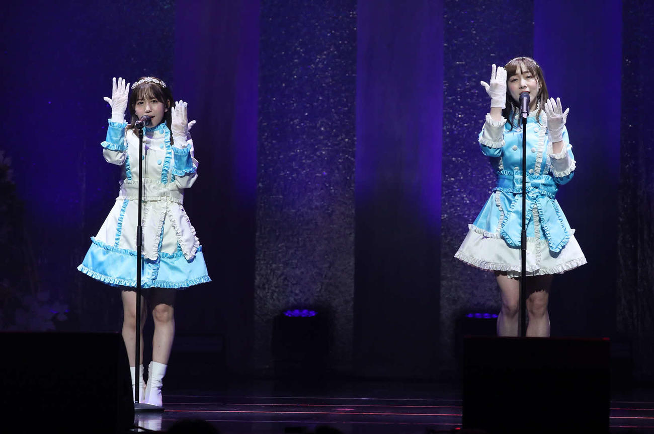 卒業コンサートの3日目昼公演で須田亜香里（右）と「てもでもの涙」を歌うSKE48大場美奈（C）2022 Zest, Inc.／AEI