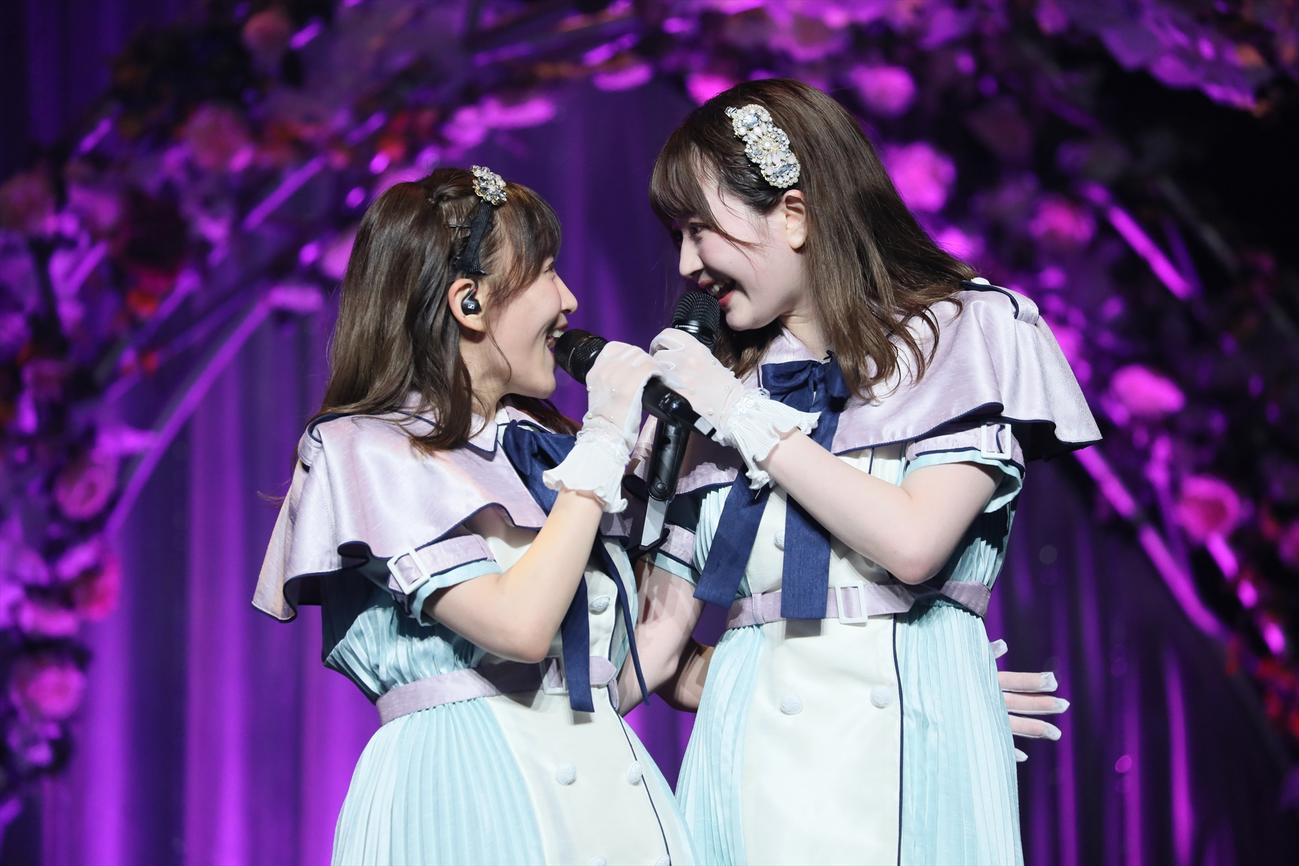 卒業コンサートの3日目昼公演で江籠裕奈（右）と「寡黙な月」を歌うSKE48大場美奈（C）2022 Zest, Inc.／AEI