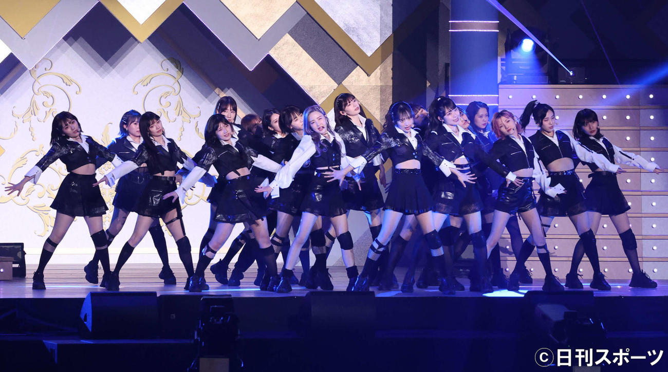 59枚目のシングル「元カレです」を披露するAKB48。センターは本田仁美（撮影・丹羽敏通）