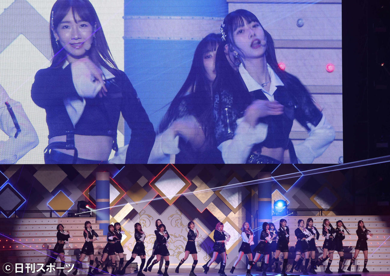 59枚目のシングル「元カレです」を披露するAKB48。センターは本田仁美（撮影・丹羽敏通）